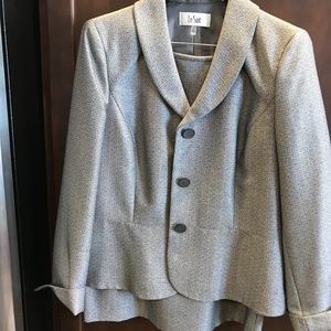 Le suit two piece skirt suit